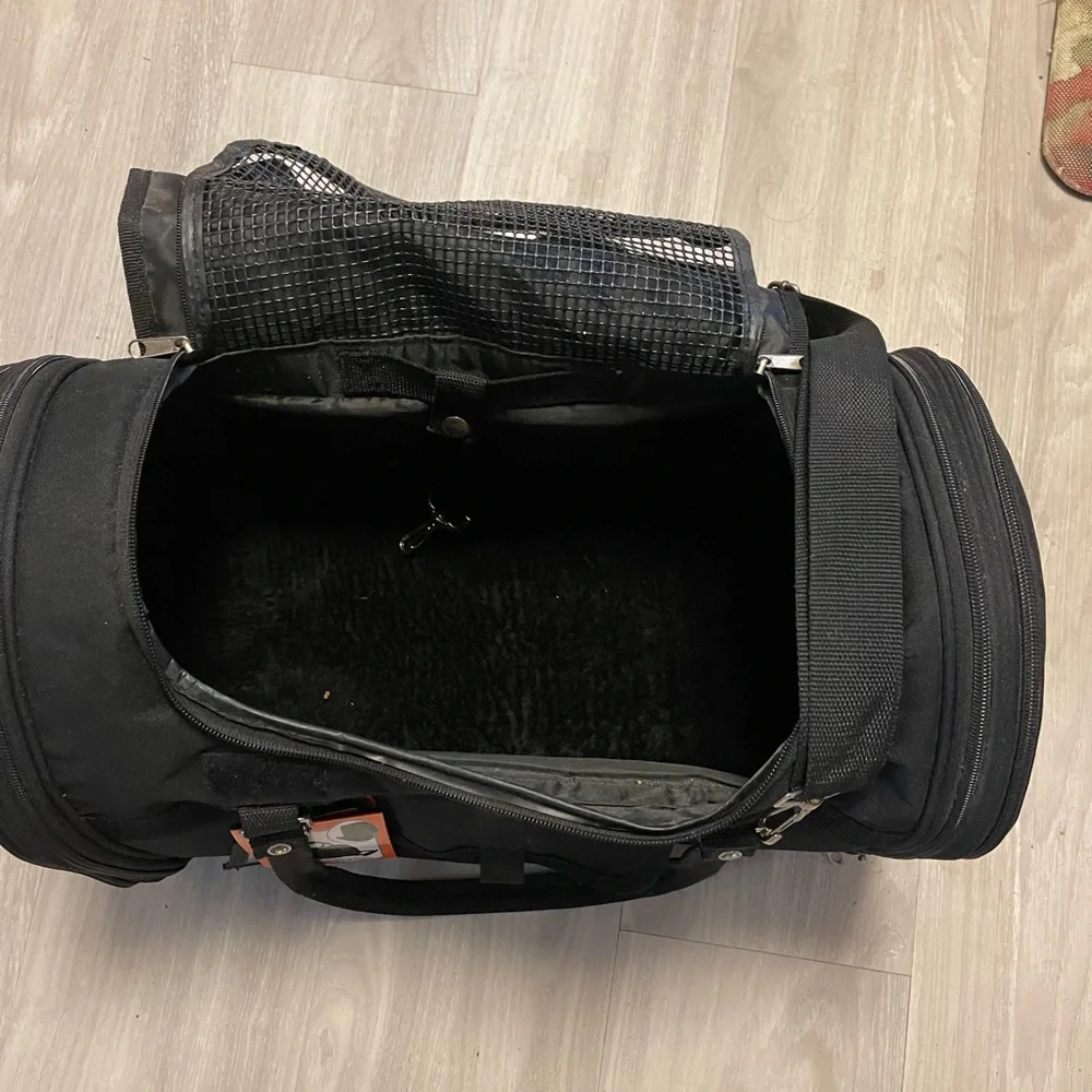 Pet carrier in black color. For small dogs or adult cats. Up to lbs 16.